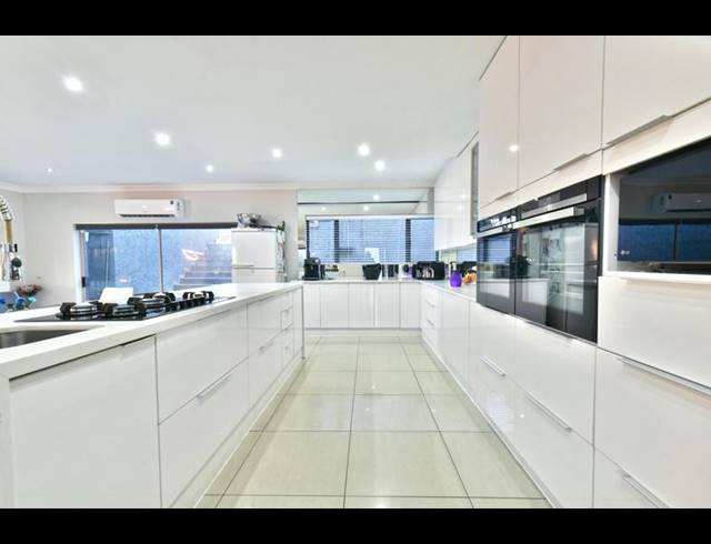 9 BEDROOM HOUSE FOR SALE IN GLENVISTA